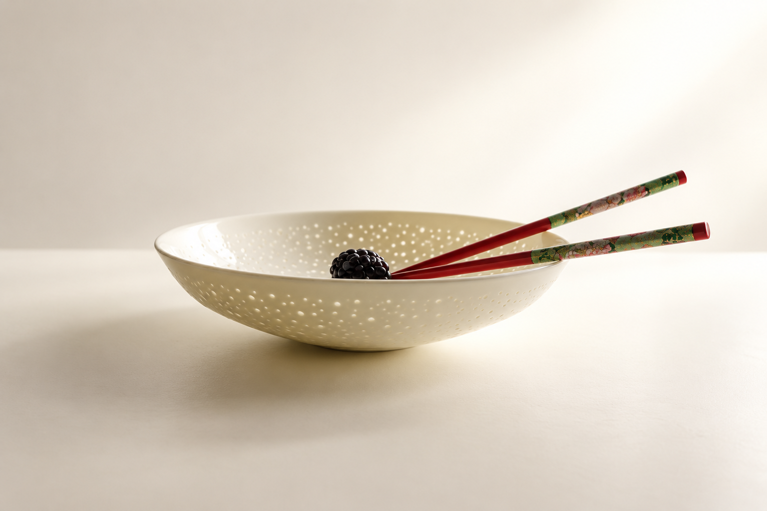 MONTE Ateş Böceği porcelain bowl with a translucent patterned rim